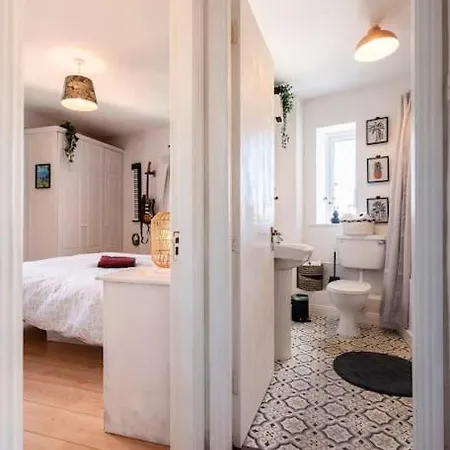 Stylish Smithfield - Nr. Jamesons *